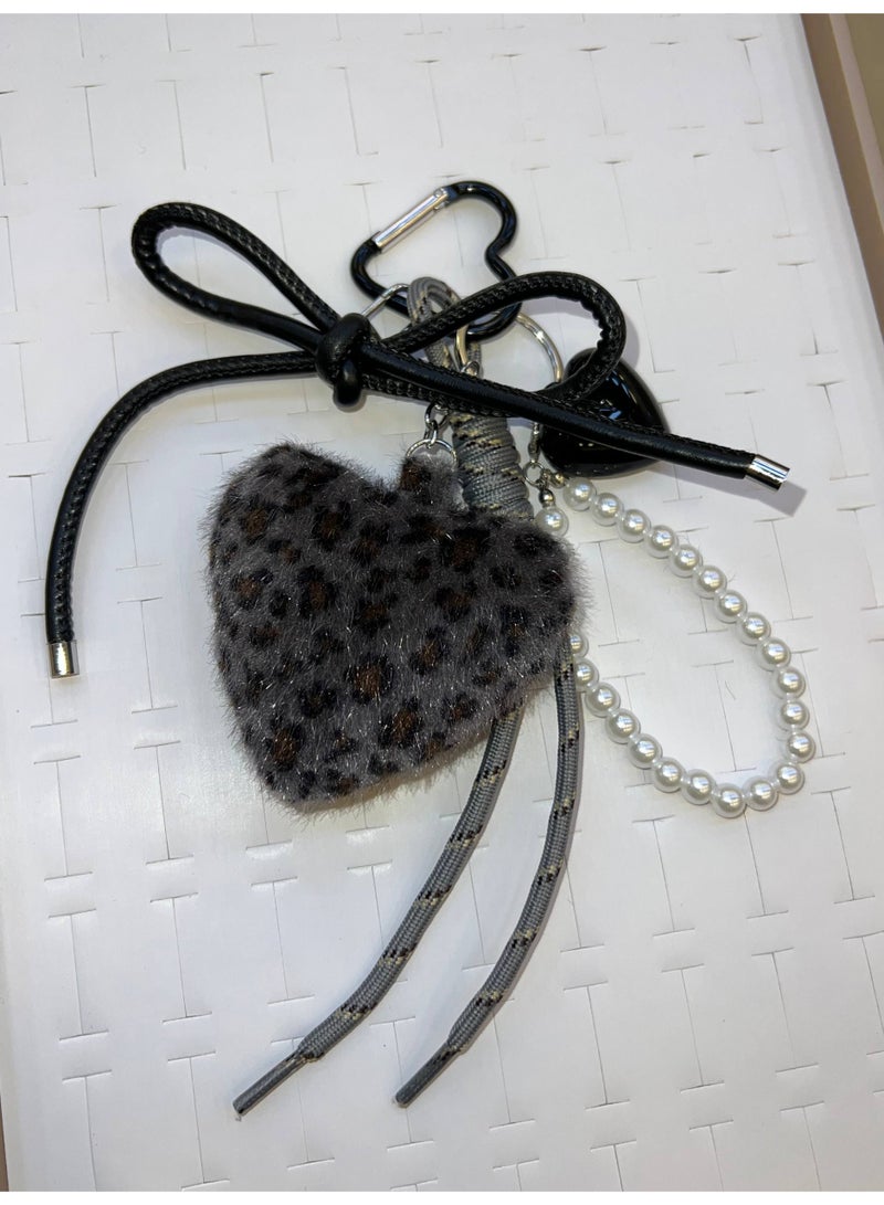 Stylish heart-shaped bag and key charms in various colors - Image 2